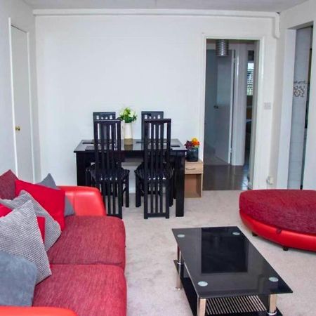 2-Bed Sleeps 4 Comfy For Contractors With Free Parking In Crawley Near Gatwick Manor Royal Refurbished Apartment Luaran gambar