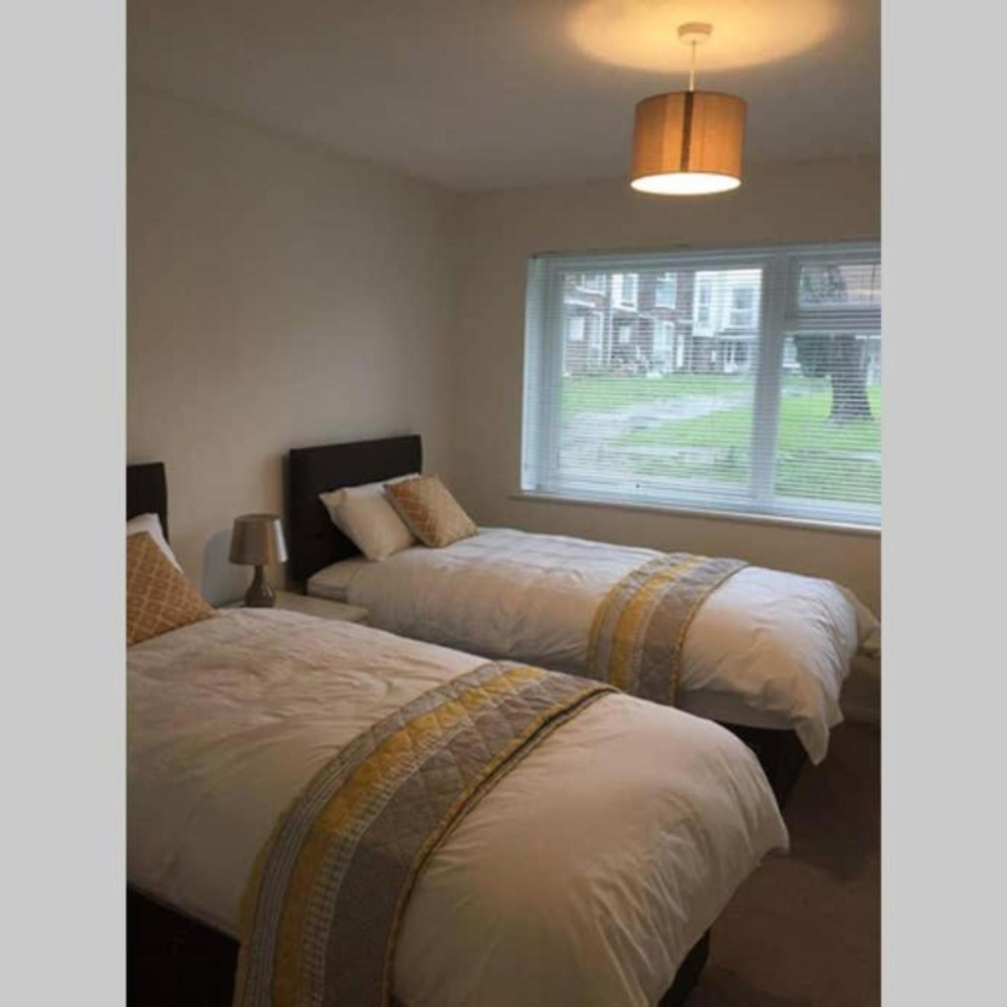 2-Bed Sleeps 4 Comfy For Contractors With Free Parking In Crawley Near Gatwick Manor Royal Refurbished Apartment Luaran gambar