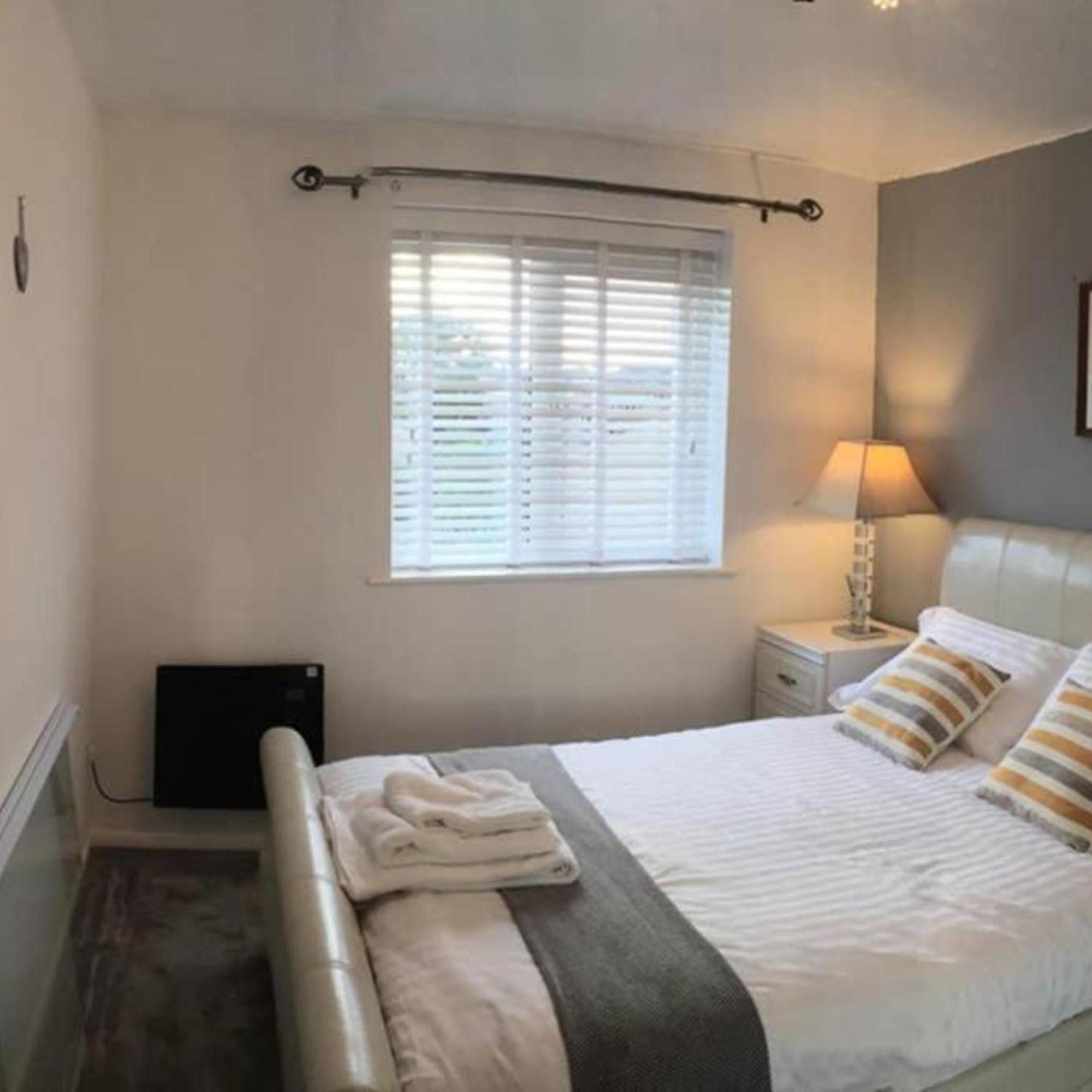 2-Bed Sleeps 4 Comfy For Contractors With Free Parking In Crawley Near Gatwick Manor Royal Refurbished Apartment Luaran gambar
