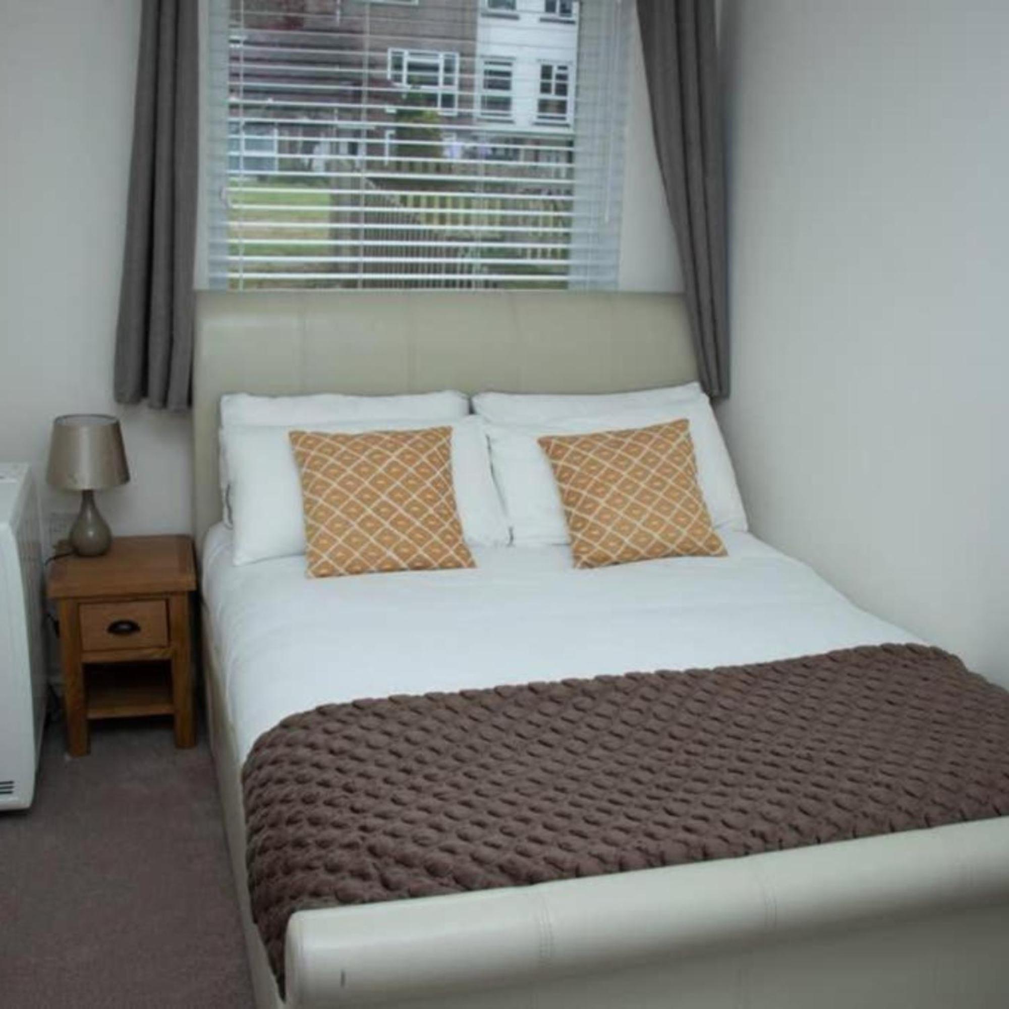 2-Bed Sleeps 4 Comfy For Contractors With Free Parking In Crawley Near Gatwick Manor Royal Refurbished Apartment Luaran gambar