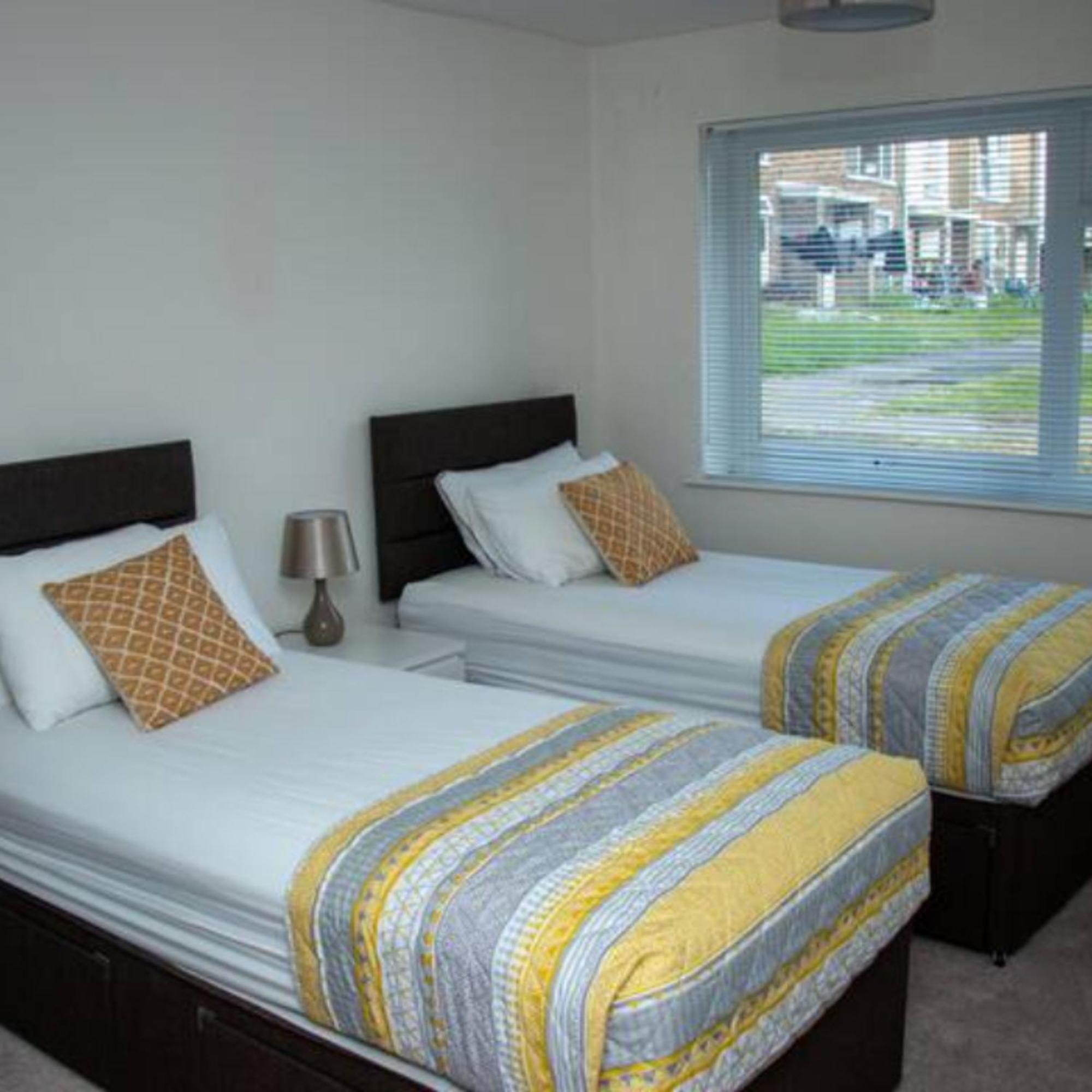 2-Bed Sleeps 4 Comfy For Contractors With Free Parking In Crawley Near Gatwick Manor Royal Refurbished Apartment Luaran gambar