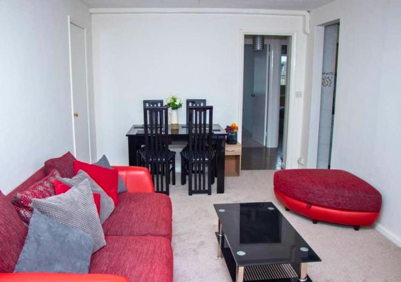2-Bed Sleeps 4 Comfy For Contractors With Free Parking In Crawley Near Gatwick Manor Royal Refurbished Apartment Luaran gambar