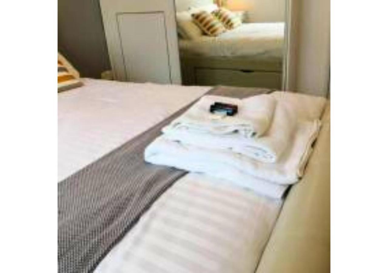 2-Bed Sleeps 4 Comfy For Contractors With Free Parking In Crawley Near Gatwick Manor Royal Refurbished Apartment Luaran gambar