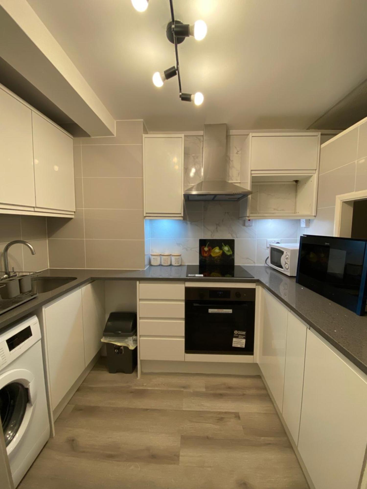 2-Bed Sleeps 4 Comfy For Contractors With Free Parking In Crawley Near Gatwick Manor Royal Refurbished Apartment Luaran gambar