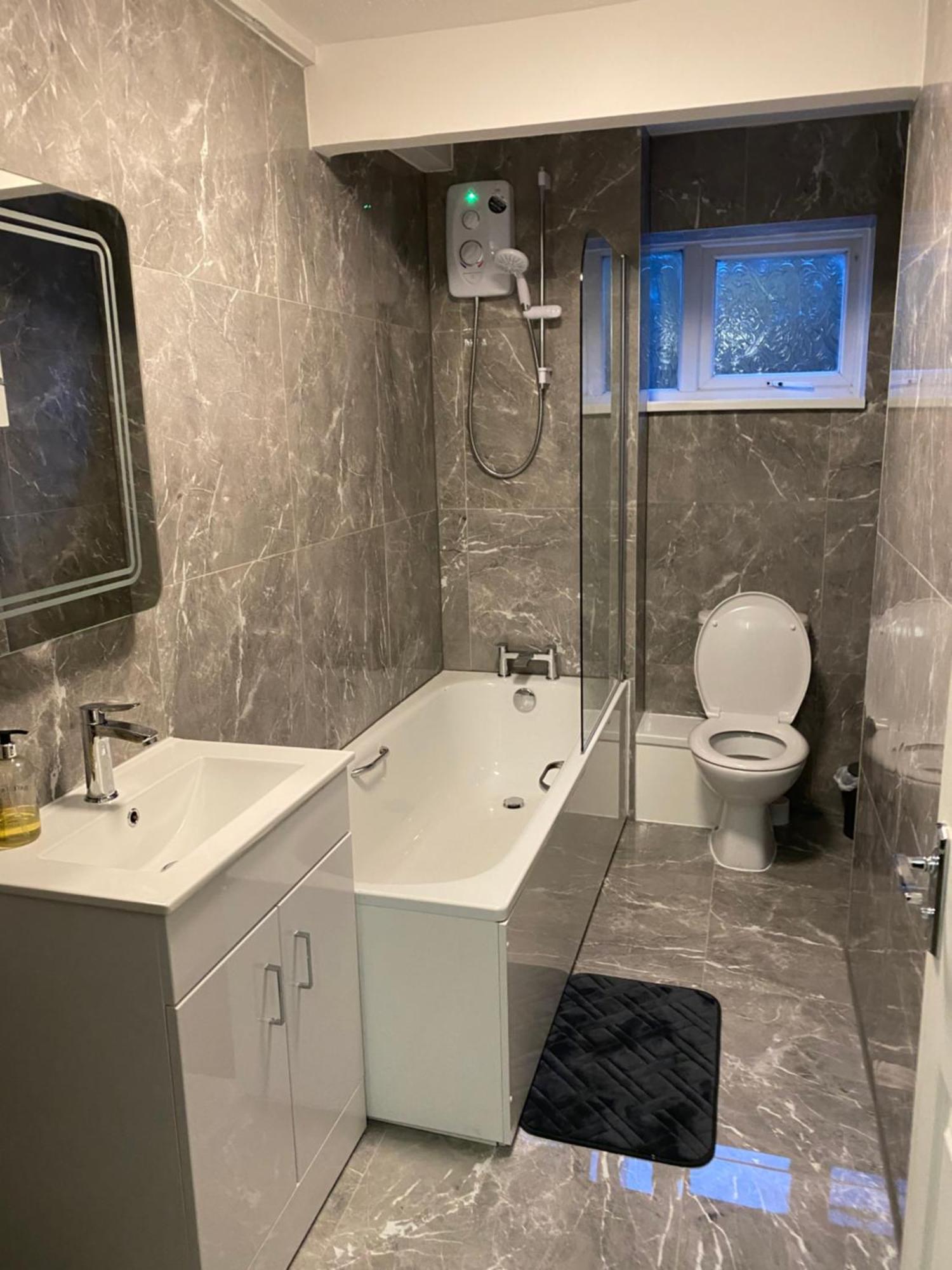 2-Bed Sleeps 4 Comfy For Contractors With Free Parking In Crawley Near Gatwick Manor Royal Refurbished Apartment Luaran gambar