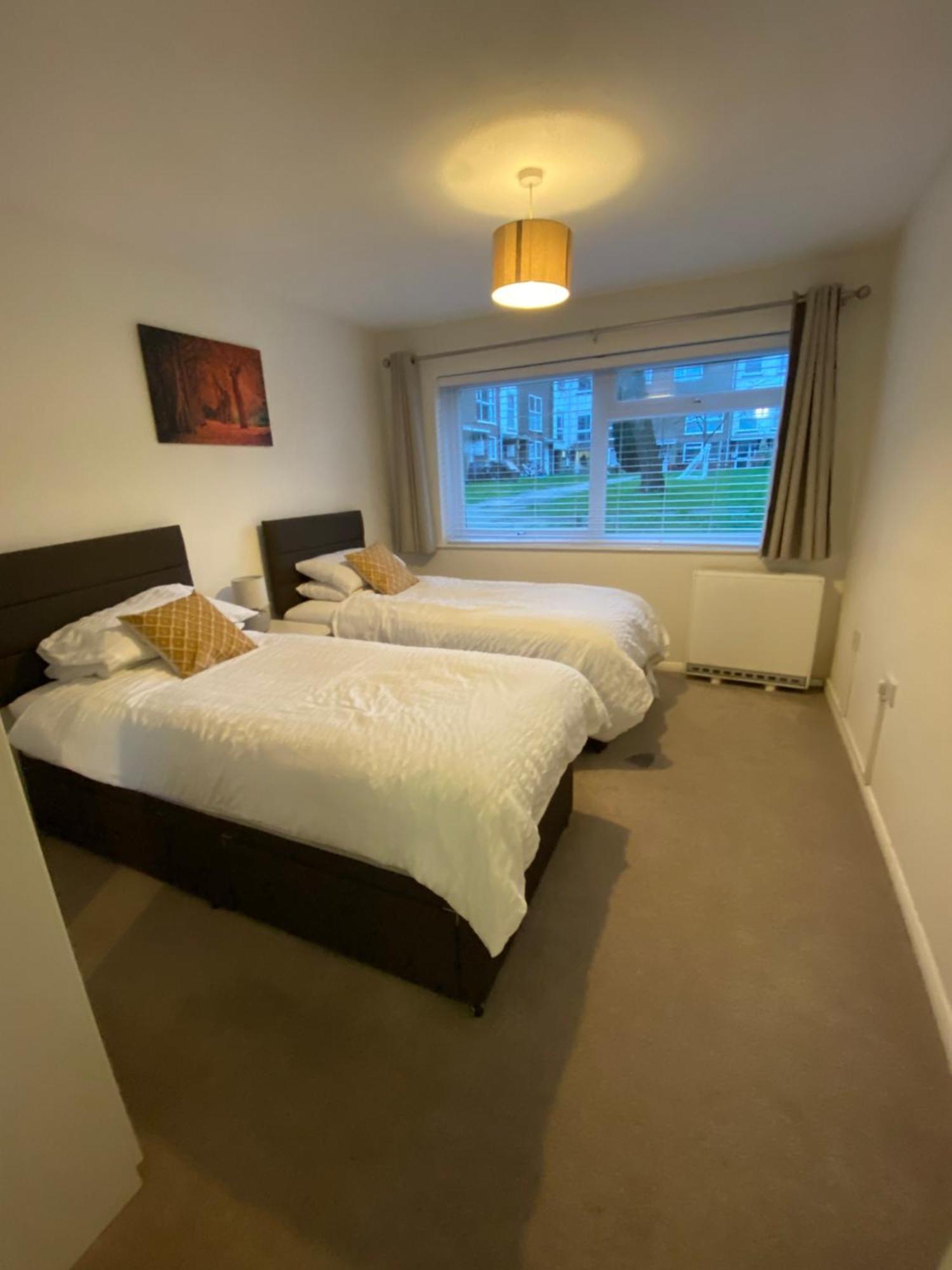 2-Bed Sleeps 4 Comfy For Contractors With Free Parking In Crawley Near Gatwick Manor Royal Refurbished Apartment Luaran gambar