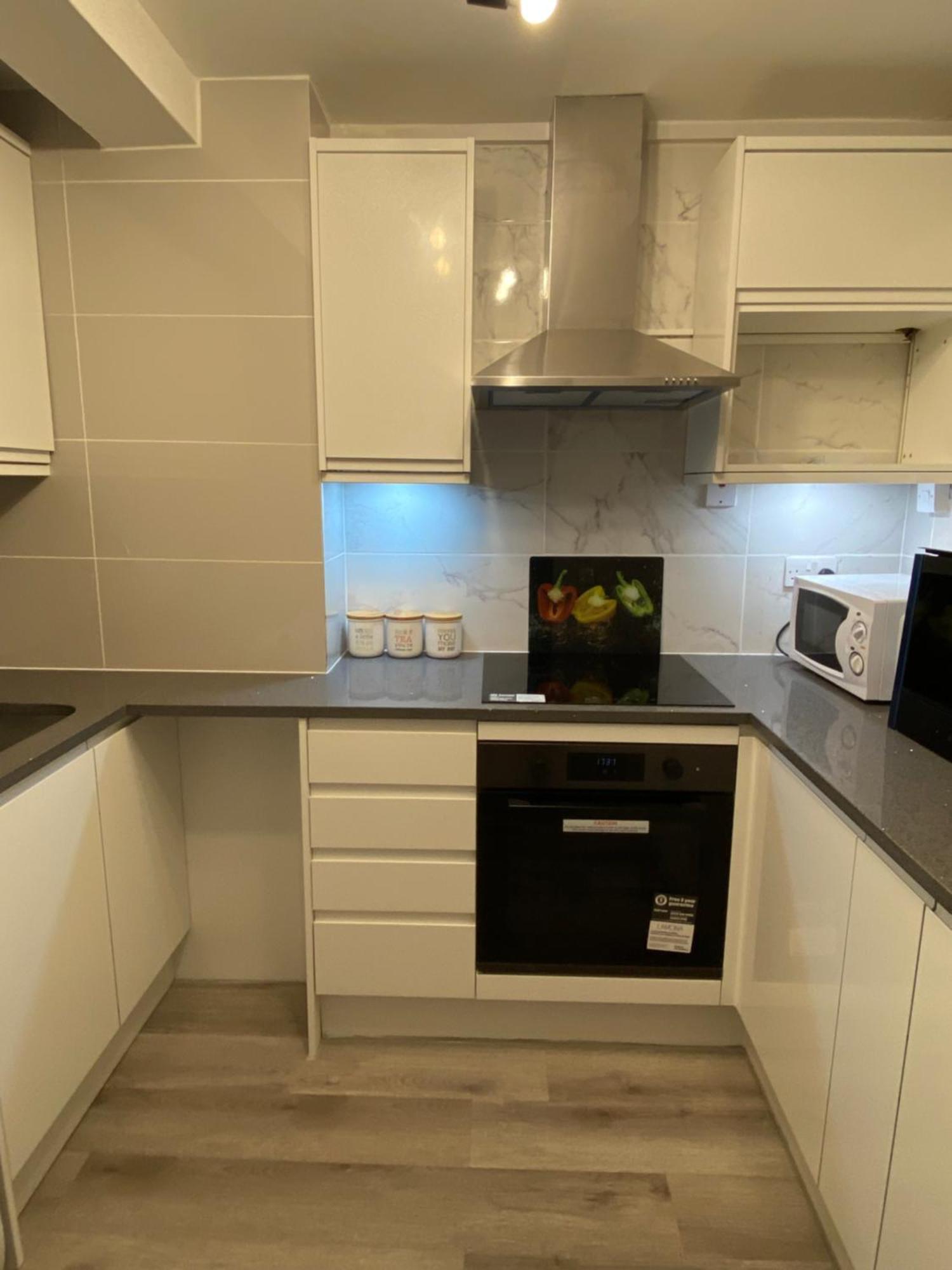 2-Bed Sleeps 4 Comfy For Contractors With Free Parking In Crawley Near Gatwick Manor Royal Refurbished Apartment Luaran gambar