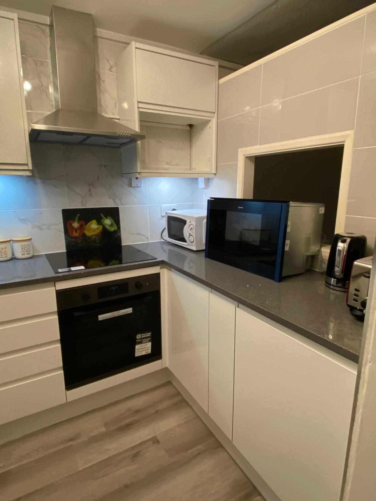 2-Bed Sleeps 4 Comfy For Contractors With Free Parking In Crawley Near Gatwick Manor Royal Refurbished Apartment Luaran gambar