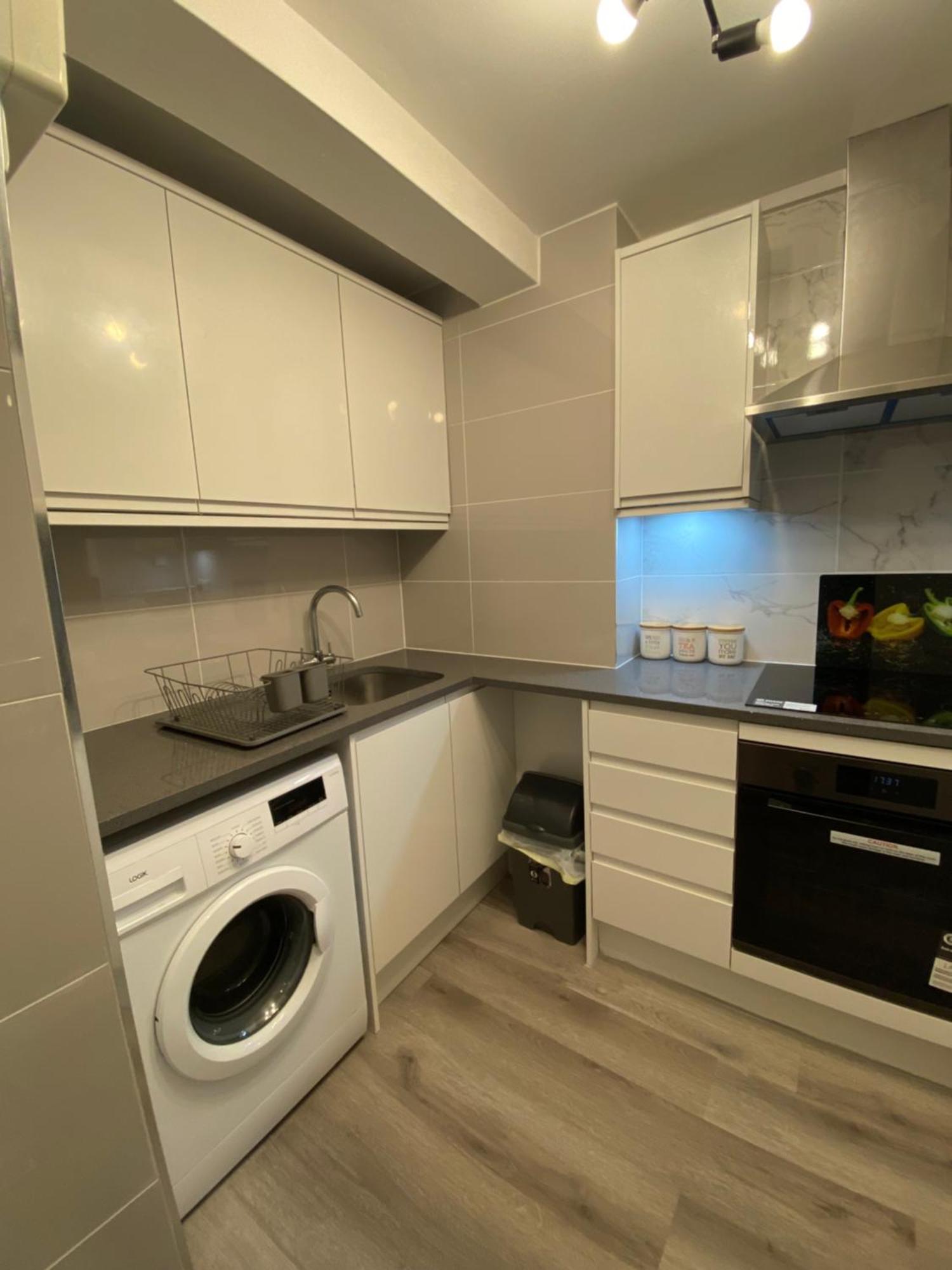 2-Bed Sleeps 4 Comfy For Contractors With Free Parking In Crawley Near Gatwick Manor Royal Refurbished Apartment Luaran gambar