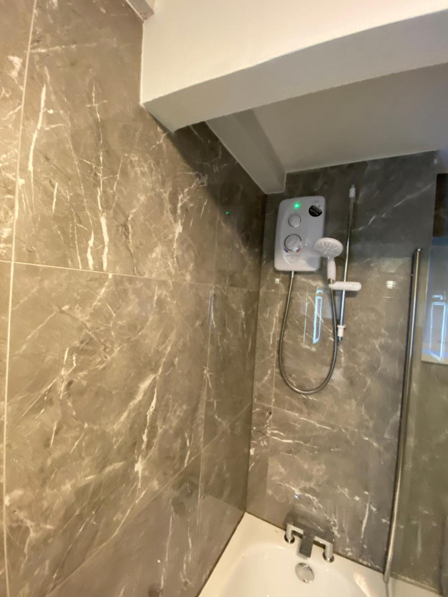 2-Bed Sleeps 4 Comfy For Contractors With Free Parking In Crawley Near Gatwick Manor Royal Refurbished Apartment Luaran gambar